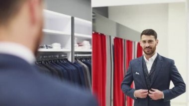 Çekici işkadını kahve gülümseyen ortağı bakmak ve Ofis Binası, yürüme ile. Executive yöneticileri kentsel Caddesi üzerinde çalışacak ön görünümü. Şehir yürüyüş kavramı. Yüksek çözünürlük. İş tarzı. Bahar stili.