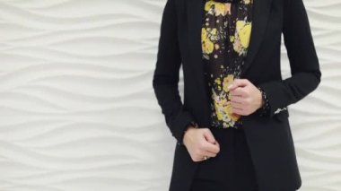 Çekici işkadını kahve gülümseyen ortağı bakmak ve Ofis Binası, yürüme ile. Executive yöneticileri kentsel Caddesi üzerinde çalışacak ön görünümü. Şehir yürüyüş kavramı. Yüksek çözünürlük. İş tarzı. Bahar stili.