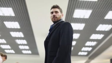 Çekici işkadını kahve gülümseyen ortağı bakmak ve Ofis Binası, yürüme ile. Executive yöneticileri kentsel Caddesi üzerinde çalışacak ön görünümü. Şehir yürüyüş kavramı. Yüksek çözünürlük. İş tarzı. Bahar stili.