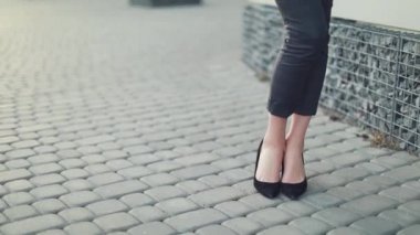 Çekici işkadını kahve gülümseyen ortağı bakmak ve Ofis Binası, yürüme ile. Executive yöneticileri kentsel Caddesi üzerinde çalışacak ön görünümü. Şehir yürüyüş kavramı. Yüksek çözünürlük. İş tarzı. Bahar stili.