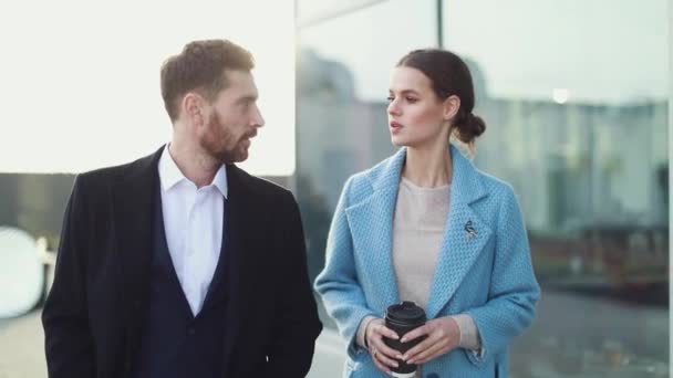 Atractiva Mujer Negocios Con Café Mirando Pareja Sonriente Caminando Por — Vídeo de stock