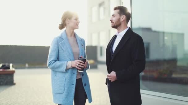 Attraktiva Affärskvinna Med Kaffe Och Tittar Leende Partner Och Promenader — Stockvideo