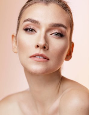 Güzel genç kız mükemmel cilt üzerinde bej renkli arka plan ile. Cilt bakım kavramı 