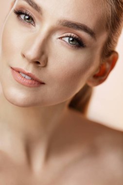 Güzel genç kız mükemmel cilt üzerinde bej renkli arka plan ile. Cilt bakım kavramı 
