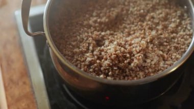 Mutfakta yemek buğday lapası. Yakın çekim