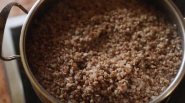 Mutfakta yemek buğday lapası. Yakın çekim