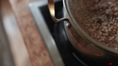 Mutfakta yemek buğday lapası. Yakın çekim