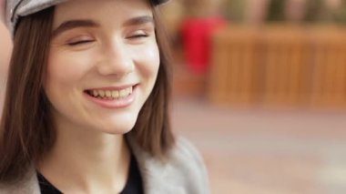 Kendine güvenen genç sıcak, şık bir pembe ceketli sarışın kız Havaalanı terminal tarafından yürür ve cep telefonunu kullanır gülümseyerek mutlu bir şekilde metin mesajları için etrafına bakıyor. Şık kıyafet, modern kadın.