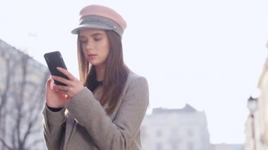 Güzel kadın kentsel mutlu yaşam tarzı yaşayan şehir sokaklarında akıllı telefon teknoloji app kullanarak