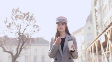 Güzel kadın kentsel mutlu yaşam tarzı yaşayan şehir sokaklarında akıllı telefon teknoloji app kullanarak
