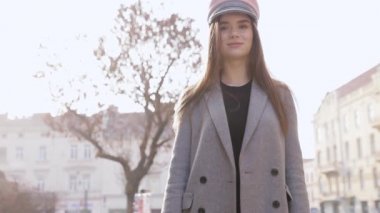 Güzel kadın kentsel mutlu yaşam tarzı yaşayan şehir sokaklarında akıllı telefon teknoloji app kullanarak