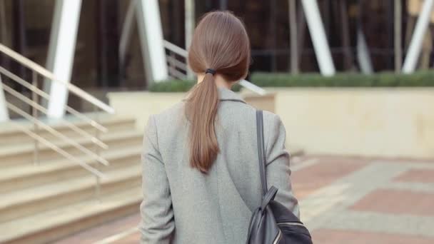 Une Jeune Fille Blonde Chaude Confiante Dans Une Élégante Veste — Video