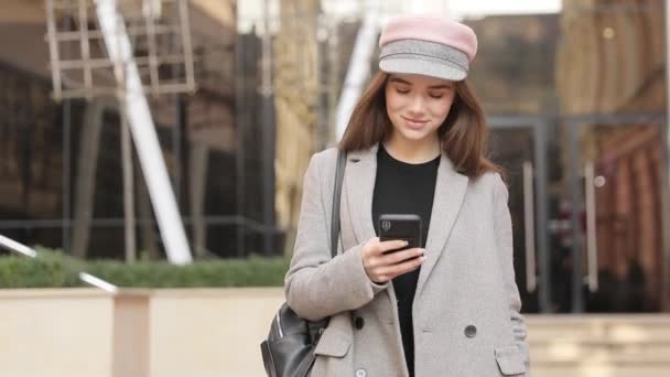 Schöne Frau Mit Smartphone Technologie App Den Straßen Der Stadt — Stockvideo