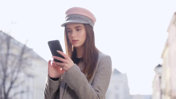 Mulher Bonita Usando Aplicativo Tecnologia Telefone Inteligente Nas Ruas Cidade — Vídeo de Stock