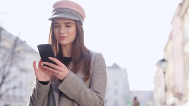 美丽的女人使用智能手机技术应用程序在城市街道生活城市快乐的生活方式 — 图库视频影像