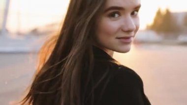 Çekici genç bayan aeroport içinde acele, kamera ve gülümsüyor ortaya.