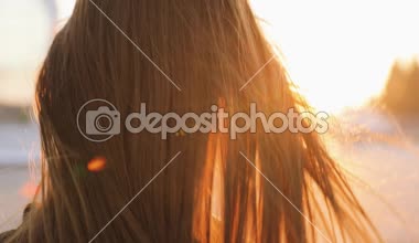 Çekici genç bayan aeroport içinde acele, kamera ve gülümsüyor ortaya.