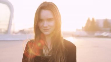 Çekici genç bayan aeroport içinde acele, kamera ve gülümsüyor ortaya.