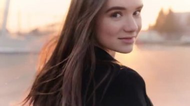 Çekici genç bayan aeroport içinde acele, kamera ve gülümsüyor ortaya.