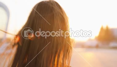 Çekici genç bayan aeroport içinde acele, kamera ve gülümsüyor ortaya.