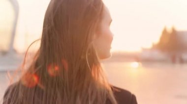 Çekici genç bayan aeroport içinde acele, kamera ve gülümsüyor ortaya.