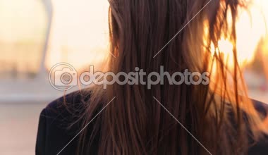 Çekici genç bayan aeroport içinde acele, kamera ve gülümsüyor ortaya.