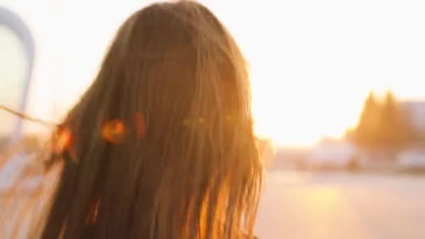 Attractive Young Lady Rushing Aeroport She Turns Camera Smiles — Stock Video