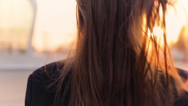 Çekici Genç Bayan Aeroport Içinde Acele Kamera Gülümsüyor Ortaya — Stok video