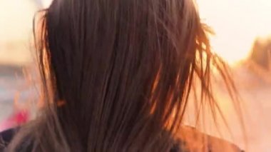 Çekici genç bayan aeroport içinde acele, kamera ve gülümsüyor ortaya.