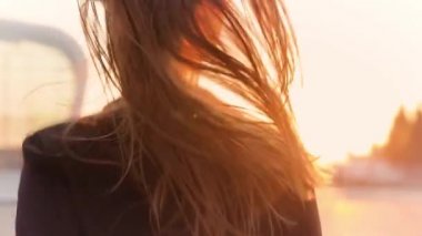 Çekici genç bayan aeroport içinde acele, kamera ve gülümsüyor ortaya.