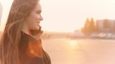 Çekici genç bayan aeroport içinde acele, kamera ve gülümsüyor ortaya.