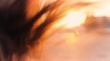 Çekici genç bayan aeroport içinde acele, kamera ve gülümsüyor ortaya.