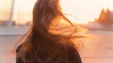 Çekici genç bayan aeroport içinde acele, kamera ve gülümsüyor ortaya.