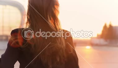 Çekici genç bayan aeroport içinde acele, kamera ve gülümsüyor ortaya.