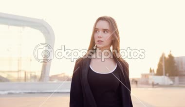 iş kadını office merkezine yakın gidin. iş takım elbiseli kadın. kadın saate benziyor. güzel iş kadını kahverengi ceket. şık look.autumn bak