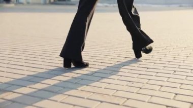 Havaalanı kadınlarda kapısında terminalde bekleyen akıllı telefon. Hava seyahat konsepti ile genç rahat iş kadın konuşmak smartphone, Carry On el Bagaj arabası ile oturuyordu. Güzel genç.