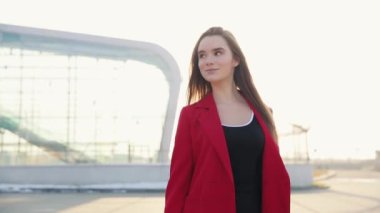 Bir sakal ve sokakta dans evrak çantası ile çekici kadın