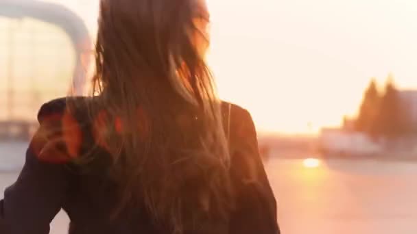 アエロポールで魅力的な若い女性を急いで カメラと笑顔を見返す — ストック動画