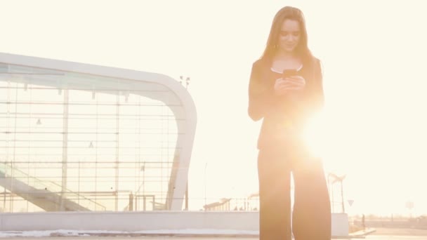 Lotnisko Kobieta Inteligentnego Telefonu Przy Bramie Czekają Terminalu Koncepcja Podróży — Wideo stockowe