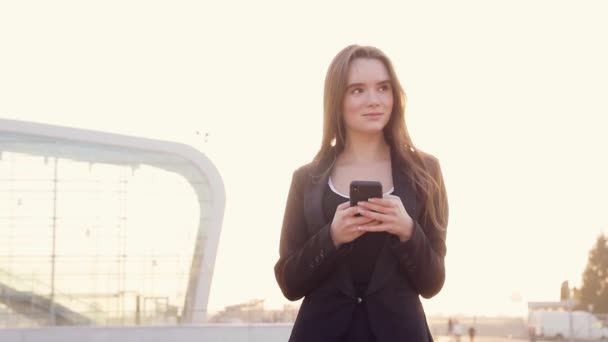 Mulher Aeroporto Telefone Inteligente Portão Esperando Terminal Conceito Viagem Aérea — Vídeo de Stock