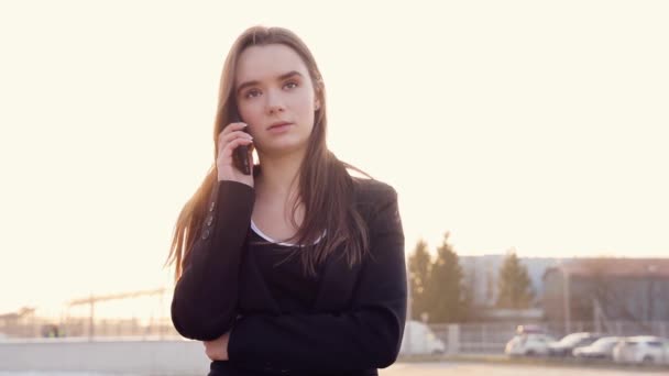 Jovem Mulher Falar Com Telefone Inteligente — Vídeo de Stock