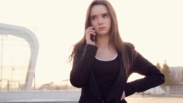 Mujer Joven Hablar Con Teléfono Inteligente — Vídeos de Stock