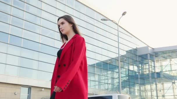 Hermosa Mujer Negocios Abrigo Rojo Cerca Del Centro Negocios Ciudad — Vídeo de stock