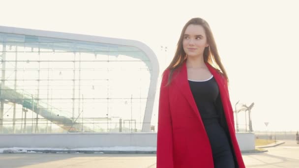 Aantrekkelijke Vrouw Met Een Baard Werkmap Dansen Straat — Stockvideo