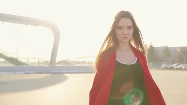 Hermosa Mujer Negocios Abrigo Rojo Cerca Del Centro Negocios Ciudad — Vídeo de stock