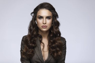 Güzel bir esmer işkadını portresi