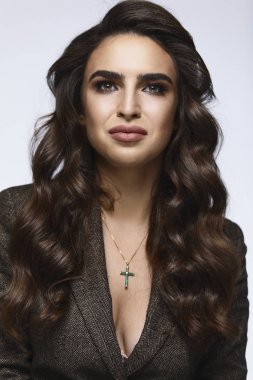 Güzel bir esmer işkadını portresi