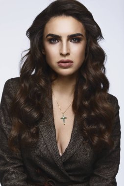 Güzel bir esmer işkadını portresi