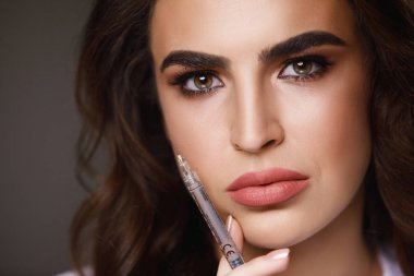 Onun bedenine girdim enjeksiyon kaldırma yüz almak kadın.