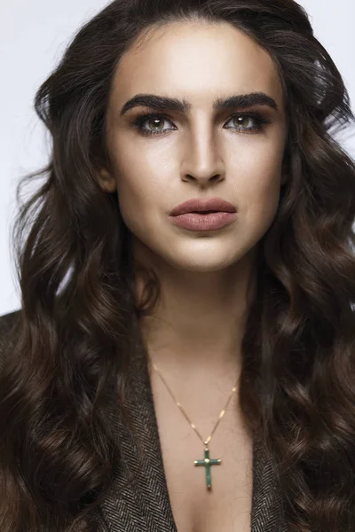 Güzel bir esmer işkadını portresi